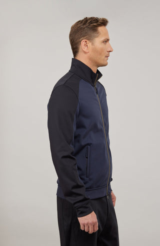 Sportliche Herrenjacke aus exklusivem Natural Powerstretch mit gerader, körperbetonter Passform und leicht verlängerter Silhouette. Ausgestattet mit modernem Stehkragen, markantem Zwei-Wege-Zipper und seitlichen Taschen mit verstecktem Reißverschluss. Das weiche, elastische und atmungsaktive Material mit seidig schimmernder Oberfläche sorgt für hohen Tragekomfort und maximale Bewegungsfreiheit. Eine hautfreundliche Baumwollschicht auf der Innenseite macht die multifunktionale Jacke besonders angenehm zu tra