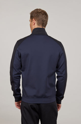 Sportliche Herrenjacke aus exklusivem Natural Powerstretch mit gerader, körperbetonter Passform und leicht verlängerter Silhouette. Ausgestattet mit modernem Stehkragen, markantem Zwei-Wege-Zipper und seitlichen Taschen mit verstecktem Reißverschluss. Das weiche, elastische und atmungsaktive Material mit seidig schimmernder Oberfläche sorgt für hohen Tragekomfort und maximale Bewegungsfreiheit. Eine hautfreundliche Baumwollschicht auf der Innenseite macht die multifunktionale Jacke besonders angenehm zu tra
