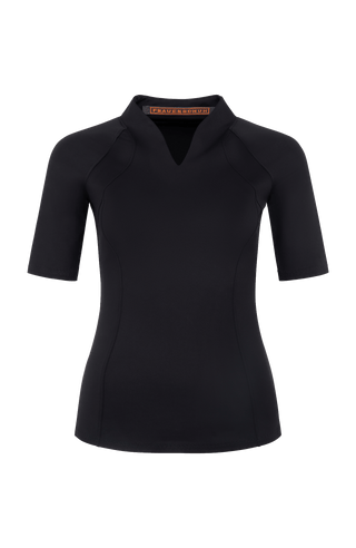 Halbarm-Shirt aus Natural Powerstretch mit körpernaher, gerader Passform und etwas längerem Schnitt. Stehkragen und offenkantige Nahtverarbeitung verleihen dem Design eine moderne, feminine Optik. Außen leicht glänzend, innen mit weicher Baumwolle für angenehmen Tragekomfort auf der Haut. Vielseitig kombinierbar für sportive und elegante Looks.