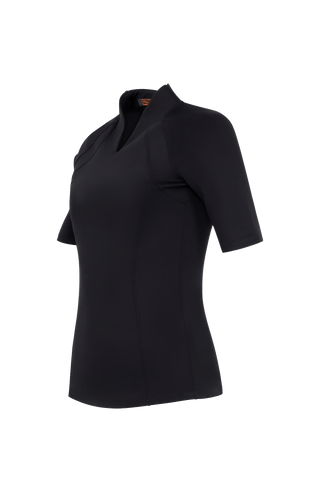 Halbarm-Shirt aus Natural Powerstretch mit körpernaher, gerader Passform und etwas längerem Schnitt. Stehkragen und offenkantige Nahtverarbeitung verleihen dem Design eine moderne, feminine Optik. Außen leicht glänzend, innen mit weicher Baumwolle für angenehmen Tragekomfort auf der Haut. Vielseitig kombinierbar für sportive und elegante Looks.