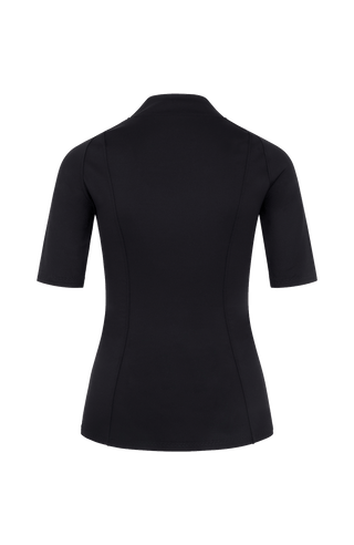 Halbarm-Shirt aus Natural Powerstretch mit körpernaher, gerader Passform und etwas längerem Schnitt. Stehkragen und offenkantige Nahtverarbeitung verleihen dem Design eine moderne, feminine Optik. Außen leicht glänzend, innen mit weicher Baumwolle für angenehmen Tragekomfort auf der Haut. Vielseitig kombinierbar für sportive und elegante Looks.