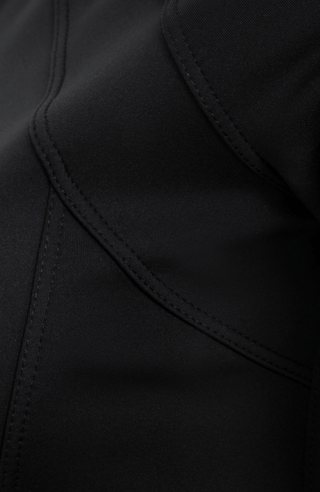 Halbarm-Shirt aus Natural Powerstretch mit körpernaher, gerader Passform und etwas längerem Schnitt. Stehkragen und offenkantige Nahtverarbeitung verleihen dem Design eine moderne, feminine Optik. Außen leicht glänzend, innen mit weicher Baumwolle für angenehmen Tragekomfort auf der Haut. Vielseitig kombinierbar für sportive und elegante Looks.