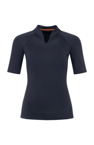 Halbarm-Shirt aus Natural Powerstretch mit körpernaher, gerader Passform und etwas längerem Schnitt. Stehkragen und offenkantige Nahtverarbeitung verleihen dem Design eine moderne, feminine Optik. Außen leicht glänzend, innen mit weicher Baumwolle für angenehmen Tragekomfort auf der Haut. Vielseitig kombinierbar für sportive und elegante Looks.