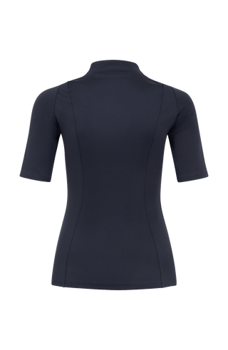 Halbarm-Shirt aus Natural Powerstretch mit körpernaher, gerader Passform und etwas längerem Schnitt. Stehkragen und offenkantige Nahtverarbeitung verleihen dem Design eine moderne, feminine Optik. Außen leicht glänzend, innen mit weicher Baumwolle für angenehmen Tragekomfort auf der Haut. Vielseitig kombinierbar für sportive und elegante Looks.