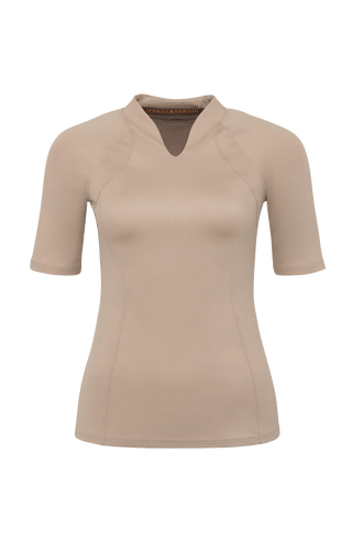 Halbarm-Shirt aus Natural Powerstretch mit körpernaher, gerader Passform und etwas längerem Schnitt. Stehkragen und offenkantige Nahtverarbeitung verleihen dem Design eine moderne, feminine Optik. Außen leicht glänzend, innen mit weicher Baumwolle für angenehmen Tragekomfort auf der Haut. Vielseitig kombinierbar für sportive und elegante Looks.