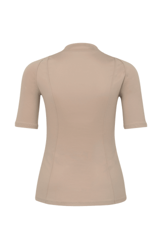 Halbarm-Shirt aus Natural Powerstretch mit körpernaher, gerader Passform und etwas längerem Schnitt. Stehkragen und offenkantige Nahtverarbeitung verleihen dem Design eine moderne, feminine Optik. Außen leicht glänzend, innen mit weicher Baumwolle für angenehmen Tragekomfort auf der Haut. Vielseitig kombinierbar für sportive und elegante Looks.