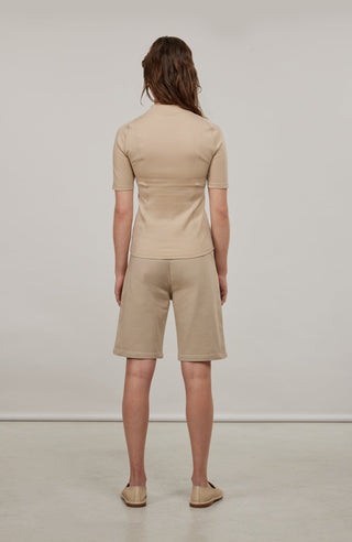 Halbarm-Shirt aus Natural Powerstretch mit körpernaher, gerader Passform und etwas längerem Schnitt. Stehkragen und offenkantige Nahtverarbeitung verleihen dem Design eine moderne, feminine Optik. Außen leicht glänzend, innen mit weicher Baumwolle für angenehmen Tragekomfort auf der Haut. Vielseitig kombinierbar für sportive und elegante Looks.