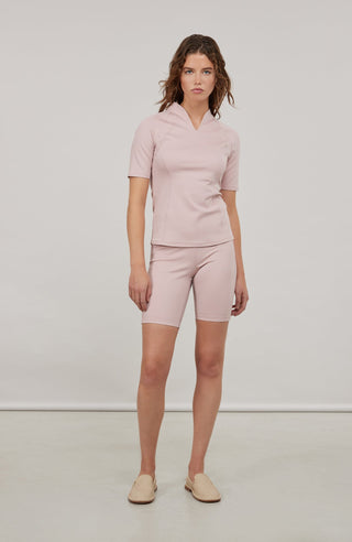 Halbarm-Shirt aus Natural Powerstretch mit körpernaher, gerader Passform und etwas längerem Schnitt. Stehkragen und offenkantige Nahtverarbeitung verleihen dem Design eine moderne, feminine Optik. Außen leicht glänzend, innen mit weicher Baumwolle für angenehmen Tragekomfort auf der Haut. Vielseitig kombinierbar für sportive und elegante Looks.