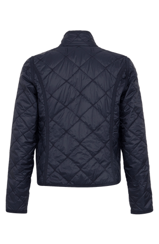 Sportliche, leicht gesteppte Damenjacke in femininer, etwas kürzerer Passform mit besonders leichtem Tragegefühl. Die atmungsaktive Jacke ist wasser- und schmutzabweisend, besitzt zwei Taschen mit Metalldruckknöpfen sowie mit Leinen eingefasste Nähte an Taschen, Schultern und Ärmeln. Das weiche Hochdaunen-Vlies sorgt trotz des geringen Gewichts für angenehme Wärme. Ideal als vielseitiger Begleiter – solo getragen oder als leichte Zusatzschicht unter Blazer, Lederjacke oder Mantel.