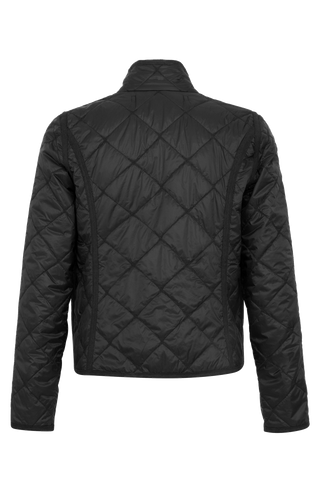 Sportliche, leicht gesteppte Damenjacke in femininer, etwas kürzerer Passform mit besonders leichtem Tragegefühl. Die atmungsaktive Jacke ist wasser- und schmutzabweisend, besitzt zwei Taschen mit Metalldruckknöpfen sowie mit Leinen eingefasste Nähte an Taschen, Schultern und Ärmeln. Das weiche Hochdaunen-Vlies sorgt trotz des geringen Gewichts für angenehme Wärme. Ideal als vielseitiger Begleiter – solo getragen oder als leichte Zusatzschicht unter Blazer, Lederjacke oder Mantel.
