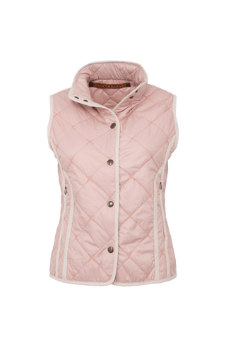 Sportliche Reiterweste Nora Quilt aus leichtem Quilt Light mit 40 g Hochdaunen-Vlies für angenehme Wärme bei minimalem Gewicht. Atmungsaktiv sowie wasser- und schmutzabweisend. Kleiner Stehkragen, mit Leinen eingefasste Nähte und hochwertige Metalldruckknöpfe prägen den klaren Look. Seitliche Taschen mit nahtfeinem Reißverschluss sorgen für Funktionalität. Das fein gesteppte italienische Nylon im klassischen Rautenmuster verleiht der Weste eine elegante, sportive Optik. Leicht verstaubar und ideal für unter