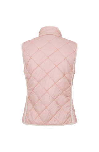 Sportliche Reiterweste Nora Quilt aus leichtem Quilt Light mit 40 g Hochdaunen-Vlies für angenehme Wärme bei minimalem Gewicht. Atmungsaktiv sowie wasser- und schmutzabweisend. Kleiner Stehkragen, mit Leinen eingefasste Nähte und hochwertige Metalldruckknöpfe prägen den klaren Look. Seitliche Taschen mit nahtfeinem Reißverschluss sorgen für Funktionalität. Das fein gesteppte italienische Nylon im klassischen Rautenmuster verleiht der Weste eine elegante, sportive Optik. Leicht verstaubar und ideal für unter