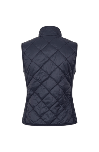 Sportliche Reiterweste Nora Quilt aus leichtem Quilt Light mit 40 g Hochdaunen-Vlies für angenehme Wärme bei minimalem Gewicht. Atmungsaktiv sowie wasser- und schmutzabweisend. Kleiner Stehkragen, mit Leinen eingefasste Nähte und hochwertige Metalldruckknöpfe prägen den klaren Look. Seitliche Taschen mit nahtfeinem Reißverschluss sorgen für Funktionalität. Das fein gesteppte italienische Nylon im klassischen Rautenmuster verleiht der Weste eine elegante, sportive Optik. Leicht verstaubar und ideal für unter