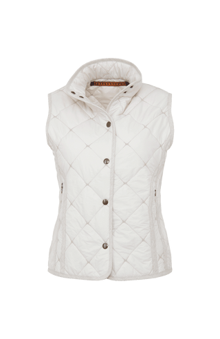 Sportliche Reiterweste Nora Quilt aus leichtem Quilt Light mit 40 g Hochdaunen-Vlies für angenehme Wärme bei minimalem Gewicht. Atmungsaktiv sowie wasser- und schmutzabweisend. Kleiner Stehkragen, mit Leinen eingefasste Nähte und hochwertige Metalldruckknöpfe prägen den klaren Look. Seitliche Taschen mit nahtfeinem Reißverschluss sorgen für Funktionalität. Das fein gesteppte italienische Nylon im klassischen Rautenmuster verleiht der Weste eine elegante, sportive Optik. Leicht verstaubar und ideal für unter