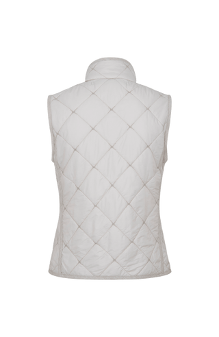 Sportliche Reiterweste Nora Quilt aus leichtem Quilt Light mit 40 g Hochdaunen-Vlies für angenehme Wärme bei minimalem Gewicht. Atmungsaktiv sowie wasser- und schmutzabweisend. Kleiner Stehkragen, mit Leinen eingefasste Nähte und hochwertige Metalldruckknöpfe prägen den klaren Look. Seitliche Taschen mit nahtfeinem Reißverschluss sorgen für Funktionalität. Das fein gesteppte italienische Nylon im klassischen Rautenmuster verleiht der Weste eine elegante, sportive Optik. Leicht verstaubar und ideal für unter