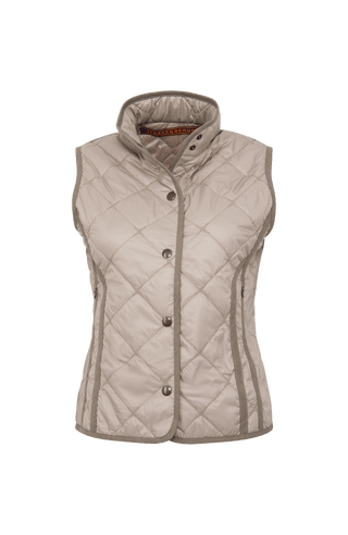 Sportliche Reiterweste Nora Quilt aus leichtem Quilt Light mit 40 g Hochdaunen-Vlies für angenehme Wärme bei minimalem Gewicht. Atmungsaktiv sowie wasser- und schmutzabweisend. Kleiner Stehkragen, mit Leinen eingefasste Nähte und hochwertige Metalldruckknöpfe prägen den klaren Look. Seitliche Taschen mit nahtfeinem Reißverschluss sorgen für Funktionalität. Das fein gesteppte italienische Nylon im klassischen Rautenmuster verleiht der Weste eine elegante, sportive Optik. Leicht verstaubar und ideal für unter