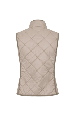 Sportliche Reiterweste Nora Quilt aus leichtem Quilt Light mit 40 g Hochdaunen-Vlies für angenehme Wärme bei minimalem Gewicht. Atmungsaktiv sowie wasser- und schmutzabweisend. Kleiner Stehkragen, mit Leinen eingefasste Nähte und hochwertige Metalldruckknöpfe prägen den klaren Look. Seitliche Taschen mit nahtfeinem Reißverschluss sorgen für Funktionalität. Das fein gesteppte italienische Nylon im klassischen Rautenmuster verleiht der Weste eine elegante, sportive Optik. Leicht verstaubar und ideal für unter
