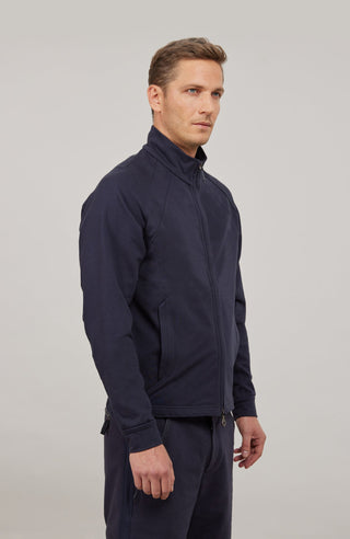 Sportliche Herrenjacke James Felpa aus hochwertiger italienischer Baumwolle mit elastischem, formstabilem Material und weichem Griff. Die gerade, körperbetonte Passform, der Stehkragen und der markante Zwei-Wege-Zipper verleihen der Jacke einen modernen, sportiven Look. Mit seitlichen Schlüpftaschen für praktische Funktionalität. Dank Elasthan-Anteil bietet sie optimale Bewegungsfreiheit und bleibt dennoch in Form – ideal für Homewear, entspannte Spaziergänge und leichte sportliche Aktivitäten.