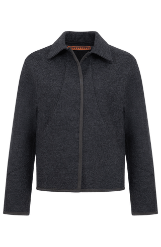 Nachhaltige Damen-Walkjacke Violet in Cliff aus wärmender, mulesingfreier Schafwolle. Etwas kürzer geschnitten mit gerader, leicht kastiger Passform. Mit Reverskragen, Metalldruckknöpfen, seitlichen Taschen sowie offenkantiger Nahtverarbeitung. Alcantara-Details an Knopfleiste, Bund, Ärmeln und Innennaht. Robust, atmungsaktiv und temperaturregulierend – vielseitig kombinierbar für moderne, elegante Looks.