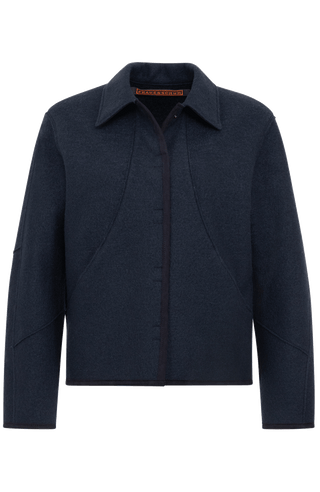 Nachhaltige Damen-Walkjacke Violet in midnight aus wärmender, mulesingfreier Schafwolle. Etwas kürzer geschnitten mit gerader, leicht kastiger Passform. Mit Reverskragen, Metalldruckknöpfen, seitlichen Taschen sowie offenkantiger Nahtverarbeitung. Alcantara-Details an Knopfleiste, Bund, Ärmeln und Innennaht. Robust, atmungsaktiv und temperaturregulierend – vielseitig kombinierbar für moderne, elegante Looks.