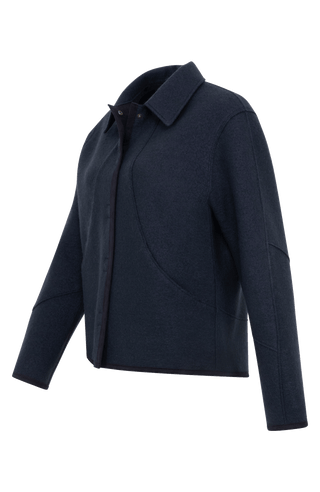 Nachhaltige Damen-Walkjacke Violet in midnight aus wärmender, mulesingfreier Schafwolle. Etwas kürzer geschnitten mit gerader, leicht kastiger Passform. Mit Reverskragen, Metalldruckknöpfen, seitlichen Taschen sowie offenkantiger Nahtverarbeitung. Alcantara-Details an Knopfleiste, Bund, Ärmeln und Innennaht. Robust, atmungsaktiv und temperaturregulierend – vielseitig kombinierbar für moderne, elegante Looks.