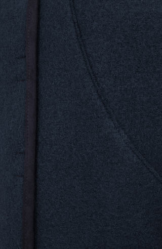Nachhaltige Damen-Walkjacke Violet in midnight aus wärmender, mulesingfreier Schafwolle. Etwas kürzer geschnitten mit gerader, leicht kastiger Passform. Mit Reverskragen, Metalldruckknöpfen, seitlichen Taschen sowie offenkantiger Nahtverarbeitung. Alcantara-Details an Knopfleiste, Bund, Ärmeln und Innennaht. Robust, atmungsaktiv und temperaturregulierend – vielseitig kombinierbar für moderne, elegante Looks.