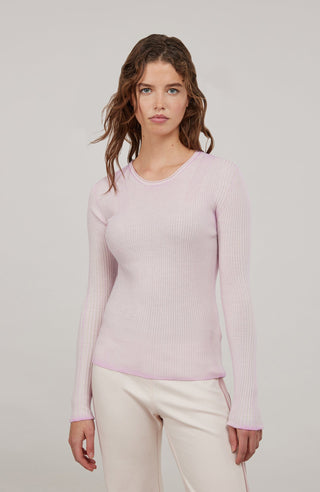 Hochwertiges Strickshirt aus Merinowolle, Seide und Cashmere
Ripstrick Optik, etwas breiter an Armlöchern, Ausschnitt und Seitenteilen
Überlange Ärmel zum Krempeln
Rundhals-Ausschnitt
Gekräuselte Abschlüsse an Ärmeln und Bund
Die luxuriöse Kombination aus Merinowolle, Seide und Cashmere lässt es schon erahnen: Das Shirt ist dank seines angenehmen Tragegefühls ein absoluter Hautschmeichler. Der dezente Glanz unterstreicht die Hochwertigkeit: das spezielle Färbeverfahren, bei welchem jedes Modell aufwendig st
