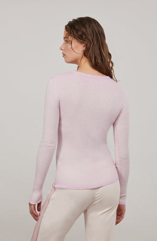 Hochwertiges Strickshirt aus Merinowolle, Seide und Cashmere
Ripstrick Optik, etwas breiter an Armlöchern, Ausschnitt und Seitenteilen
Überlange Ärmel zum Krempeln
Rundhals-Ausschnitt
Gekräuselte Abschlüsse an Ärmeln und Bund
Die luxuriöse Kombination aus Merinowolle, Seide und Cashmere lässt es schon erahnen: Das Shirt ist dank seines angenehmen Tragegefühls ein absoluter Hautschmeichler. Der dezente Glanz unterstreicht die Hochwertigkeit: das spezielle Färbeverfahren, bei welchem jedes Modell aufwendig st