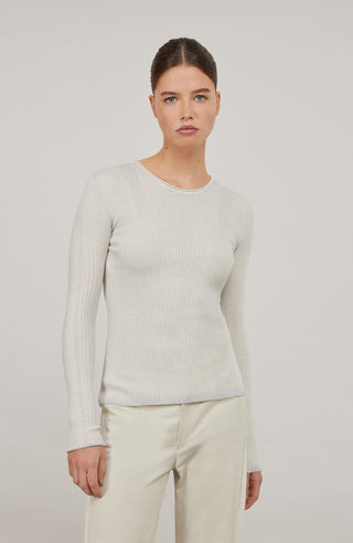 Hochwertiges Strickshirt aus Merinowolle, Seide und Cashmere
Ripstrick Optik, etwas breiter an Armlöchern, Ausschnitt und Seitenteilen
Überlange Ärmel zum Krempeln
Rundhals-Ausschnitt
Gekräuselte Abschlüsse an Ärmeln und Bund
Die luxuriöse Kombination aus Merinowolle, Seide und Cashmere lässt es schon erahnen: Das Shirt ist dank seines angenehmen Tragegefühls ein absoluter Hautschmeichler. Der dezente Glanz unterstreicht die Hochwertigkeit: das spezielle Färbeverfahren, bei welchem jedes Modell aufwendig st