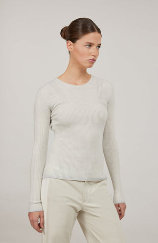 Hochwertiges Strickshirt aus Merinowolle, Seide und Cashmere
Ripstrick Optik, etwas breiter an Armlöchern, Ausschnitt und Seitenteilen
Überlange Ärmel zum Krempeln
Rundhals-Ausschnitt
Gekräuselte Abschlüsse an Ärmeln und Bund
Die luxuriöse Kombination aus Merinowolle, Seide und Cashmere lässt es schon erahnen: Das Shirt ist dank seines angenehmen Tragegefühls ein absoluter Hautschmeichler. Der dezente Glanz unterstreicht die Hochwertigkeit: das spezielle Färbeverfahren, bei welchem jedes Modell aufwendig st