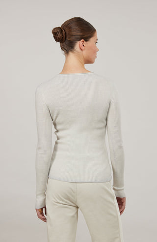 Hochwertiges Strickshirt aus Merinowolle, Seide und Cashmere
Ripstrick Optik, etwas breiter an Armlöchern, Ausschnitt und Seitenteilen
Überlange Ärmel zum Krempeln
Rundhals-Ausschnitt
Gekräuselte Abschlüsse an Ärmeln und Bund
Die luxuriöse Kombination aus Merinowolle, Seide und Cashmere lässt es schon erahnen: Das Shirt ist dank seines angenehmen Tragegefühls ein absoluter Hautschmeichler. Der dezente Glanz unterstreicht die Hochwertigkeit: das spezielle Färbeverfahren, bei welchem jedes Modell aufwendig st