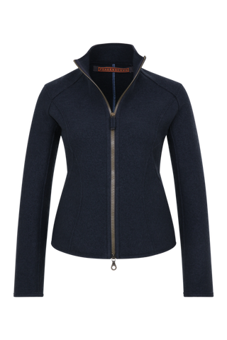 Nachhaltige Damen-Walkjacke Joy 2.0 aus wärmender, mulesingfreier Schafwolle. Etwas kürzer geschnitten mit taillierter, figurbetonter Passform und abgerundetem Saum. Mit Stehkragen, markantem Zwei-Wege-Zipper, seitlichen Taschen und offenkantiger Nahtverarbeitung. Robust, atmungsaktiv und temperaturregulierend – vielseitig kombinierbar für moderne, elegante Looks.