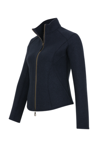 Nachhaltige Damen-Walkjacke Joy 2.0 aus wärmender, mulesingfreier Schafwolle. Etwas kürzer geschnitten mit taillierter, figurbetonter Passform und abgerundetem Saum. Mit Stehkragen, markantem Zwei-Wege-Zipper, seitlichen Taschen und offenkantiger Nahtverarbeitung. Robust, atmungsaktiv und temperaturregulierend – vielseitig kombinierbar für moderne, elegante Looks.