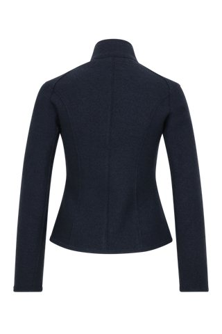 Nachhaltige Damen-Walkjacke Joy 2.0 aus wärmender, mulesingfreier Schafwolle. Etwas kürzer geschnitten mit taillierter, figurbetonter Passform und abgerundetem Saum. Mit Stehkragen, markantem Zwei-Wege-Zipper, seitlichen Taschen und offenkantiger Nahtverarbeitung. Robust, atmungsaktiv und temperaturregulierend – vielseitig kombinierbar für moderne, elegante Looks.
