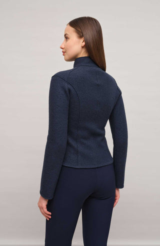 Nachhaltige Damen-Walkjacke Joy 2.0 aus wärmender, mulesingfreier Schafwolle. Etwas kürzer geschnitten mit taillierter, figurbetonter Passform und abgerundetem Saum. Mit Stehkragen, markantem Zwei-Wege-Zipper, seitlichen Taschen und offenkantiger Nahtverarbeitung. Robust, atmungsaktiv und temperaturregulierend – vielseitig kombinierbar für moderne, elegante Looks.