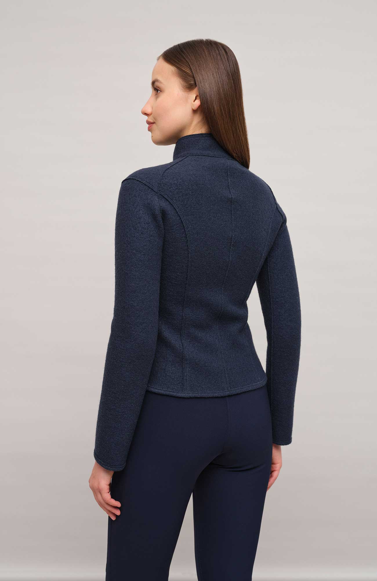 Nachhaltige Damen-Walkjacke Joy 2.0 aus wärmender, mulesingfreier Schafwolle. Etwas kürzer geschnitten mit taillierter, figurbetonter Passform und abgerundetem Saum. Mit Stehkragen, markantem Zwei-Wege-Zipper, seitlichen Taschen und offenkantiger Nahtverarbeitung. Robust, atmungsaktiv und temperaturregulierend – vielseitig kombinierbar für moderne, elegante Looks.