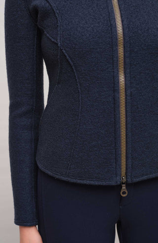 Nachhaltige Damen-Walkjacke Joy 2.0 aus wärmender, mulesingfreier Schafwolle. Etwas kürzer geschnitten mit taillierter, figurbetonter Passform und abgerundetem Saum. Mit Stehkragen, markantem Zwei-Wege-Zipper, seitlichen Taschen und offenkantiger Nahtverarbeitung. Robust, atmungsaktiv und temperaturregulierend – vielseitig kombinierbar für moderne, elegante Looks.