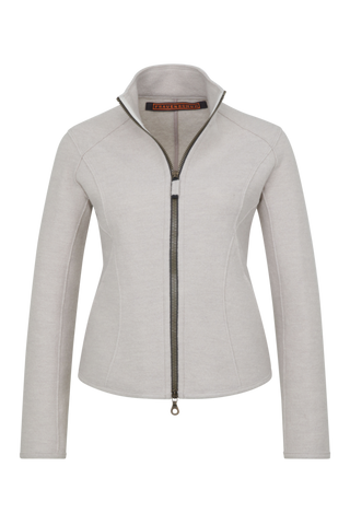 Nachhaltige Damen-Walkjacke Joy 2.0 aus wärmender, mulesingfreier Schafwolle. Etwas kürzer geschnitten mit taillierter, figurbetonter Passform und abgerundetem Saum. Mit Stehkragen, markantem Zwei-Wege-Zipper, seitlichen Taschen und offenkantiger Nahtverarbeitung. Robust, atmungsaktiv und temperaturregulierend – vielseitig kombinierbar für moderne, elegante Looks.