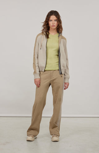 Lässige Damenjacke aus weicher Baumwolle mit sportiv-eleganter Ausstrahlung und angenehmer Haptik. Moderne Strickeinsätze an Vorderkörper, Rücken und Ärmeln verleihen der Jacke ihre besondere Struktur und einen entspannten Look. Mit komfortabler Kapuze, zwei Eingriffstaschen und praktischem 2-Wege-Zipper. Der lockere Schnitt sorgt für angenehme Bewegungsfreiheit – ideal für Zuhause, Spa und entspannte Freizeitmomente.