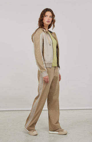 Lässige Damenjacke aus weicher Baumwolle mit sportiv-eleganter Ausstrahlung und angenehmer Haptik. Moderne Strickeinsätze an Vorderkörper, Rücken und Ärmeln verleihen der Jacke ihre besondere Struktur und einen entspannten Look. Mit komfortabler Kapuze, zwei Eingriffstaschen und praktischem 2-Wege-Zipper. Der lockere Schnitt sorgt für angenehme Bewegungsfreiheit – ideal für Zuhause, Spa und entspannte Freizeitmomente.