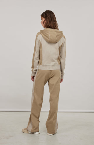 Lässige Damenjacke aus weicher Baumwolle mit sportiv-eleganter Ausstrahlung und angenehmer Haptik. Moderne Strickeinsätze an Vorderkörper, Rücken und Ärmeln verleihen der Jacke ihre besondere Struktur und einen entspannten Look. Mit komfortabler Kapuze, zwei Eingriffstaschen und praktischem 2-Wege-Zipper. Der lockere Schnitt sorgt für angenehme Bewegungsfreiheit – ideal für Zuhause, Spa und entspannte Freizeitmomente.