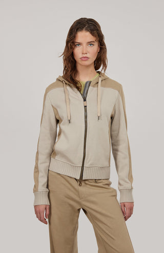Lässige Damenjacke aus weicher Baumwolle mit sportiv-eleganter Ausstrahlung und angenehmer Haptik. Moderne Strickeinsätze an Vorderkörper, Rücken und Ärmeln verleihen der Jacke ihre besondere Struktur und einen entspannten Look. Mit komfortabler Kapuze, zwei Eingriffstaschen und praktischem 2-Wege-Zipper. Der lockere Schnitt sorgt für angenehme Bewegungsfreiheit – ideal für Zuhause, Spa und entspannte Freizeitmomente.