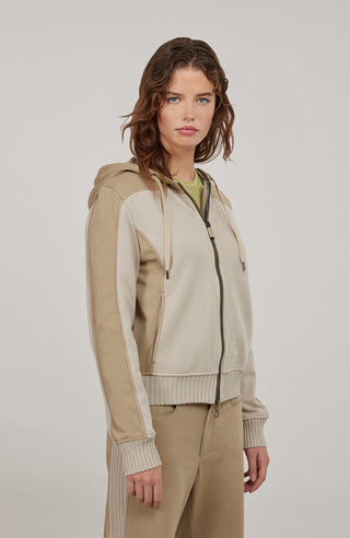 Lässige Damenjacke aus weicher Baumwolle mit sportiv-eleganter Ausstrahlung und angenehmer Haptik. Moderne Strickeinsätze an Vorderkörper, Rücken und Ärmeln verleihen der Jacke ihre besondere Struktur und einen entspannten Look. Mit komfortabler Kapuze, zwei Eingriffstaschen und praktischem 2-Wege-Zipper. Der lockere Schnitt sorgt für angenehme Bewegungsfreiheit – ideal für Zuhause, Spa und entspannte Freizeitmomente.