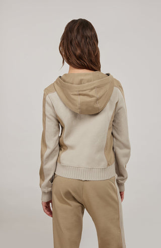Lässige Damenjacke aus weicher Baumwolle mit sportiv-eleganter Ausstrahlung und angenehmer Haptik. Moderne Strickeinsätze an Vorderkörper, Rücken und Ärmeln verleihen der Jacke ihre besondere Struktur und einen entspannten Look. Mit komfortabler Kapuze, zwei Eingriffstaschen und praktischem 2-Wege-Zipper. Der lockere Schnitt sorgt für angenehme Bewegungsfreiheit – ideal für Zuhause, Spa und entspannte Freizeitmomente.