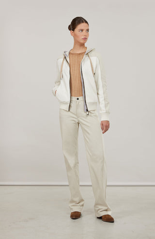 Lässige Damenjacke aus weicher Baumwolle mit sportiv-eleganter Ausstrahlung und angenehmer Haptik. Moderne Strickeinsätze an Vorderkörper, Rücken und Ärmeln verleihen der Jacke ihre besondere Struktur und einen entspannten Look. Mit komfortabler Kapuze, zwei Eingriffstaschen und praktischem 2-Wege-Zipper. Der lockere Schnitt sorgt für angenehme Bewegungsfreiheit – ideal für Zuhause, Spa und entspannte Freizeitmomente.