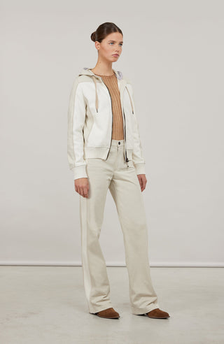 Lässige Damenjacke aus weicher Baumwolle mit sportiv-eleganter Ausstrahlung und angenehmer Haptik. Moderne Strickeinsätze an Vorderkörper, Rücken und Ärmeln verleihen der Jacke ihre besondere Struktur und einen entspannten Look. Mit komfortabler Kapuze, zwei Eingriffstaschen und praktischem 2-Wege-Zipper. Der lockere Schnitt sorgt für angenehme Bewegungsfreiheit – ideal für Zuhause, Spa und entspannte Freizeitmomente.