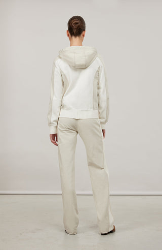 Lässige Damenjacke aus weicher Baumwolle mit sportiv-eleganter Ausstrahlung und angenehmer Haptik. Moderne Strickeinsätze an Vorderkörper, Rücken und Ärmeln verleihen der Jacke ihre besondere Struktur und einen entspannten Look. Mit komfortabler Kapuze, zwei Eingriffstaschen und praktischem 2-Wege-Zipper. Der lockere Schnitt sorgt für angenehme Bewegungsfreiheit – ideal für Zuhause, Spa und entspannte Freizeitmomente.