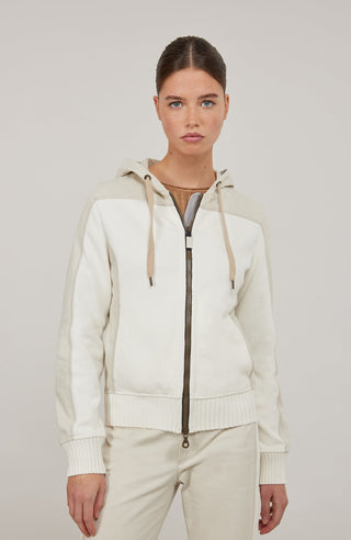 Lässige Damenjacke aus weicher Baumwolle mit sportiv-eleganter Ausstrahlung und angenehmer Haptik. Moderne Strickeinsätze an Vorderkörper, Rücken und Ärmeln verleihen der Jacke ihre besondere Struktur und einen entspannten Look. Mit komfortabler Kapuze, zwei Eingriffstaschen und praktischem 2-Wege-Zipper. Der lockere Schnitt sorgt für angenehme Bewegungsfreiheit – ideal für Zuhause, Spa und entspannte Freizeitmomente.