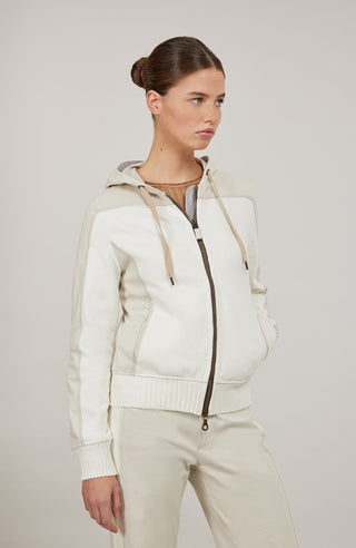 Lässige Damenjacke aus weicher Baumwolle mit sportiv-eleganter Ausstrahlung und angenehmer Haptik. Moderne Strickeinsätze an Vorderkörper, Rücken und Ärmeln verleihen der Jacke ihre besondere Struktur und einen entspannten Look. Mit komfortabler Kapuze, zwei Eingriffstaschen und praktischem 2-Wege-Zipper. Der lockere Schnitt sorgt für angenehme Bewegungsfreiheit – ideal für Zuhause, Spa und entspannte Freizeitmomente.