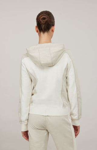 Lässige Damenjacke aus weicher Baumwolle mit sportiv-eleganter Ausstrahlung und angenehmer Haptik. Moderne Strickeinsätze an Vorderkörper, Rücken und Ärmeln verleihen der Jacke ihre besondere Struktur und einen entspannten Look. Mit komfortabler Kapuze, zwei Eingriffstaschen und praktischem 2-Wege-Zipper. Der lockere Schnitt sorgt für angenehme Bewegungsfreiheit – ideal für Zuhause, Spa und entspannte Freizeitmomente.